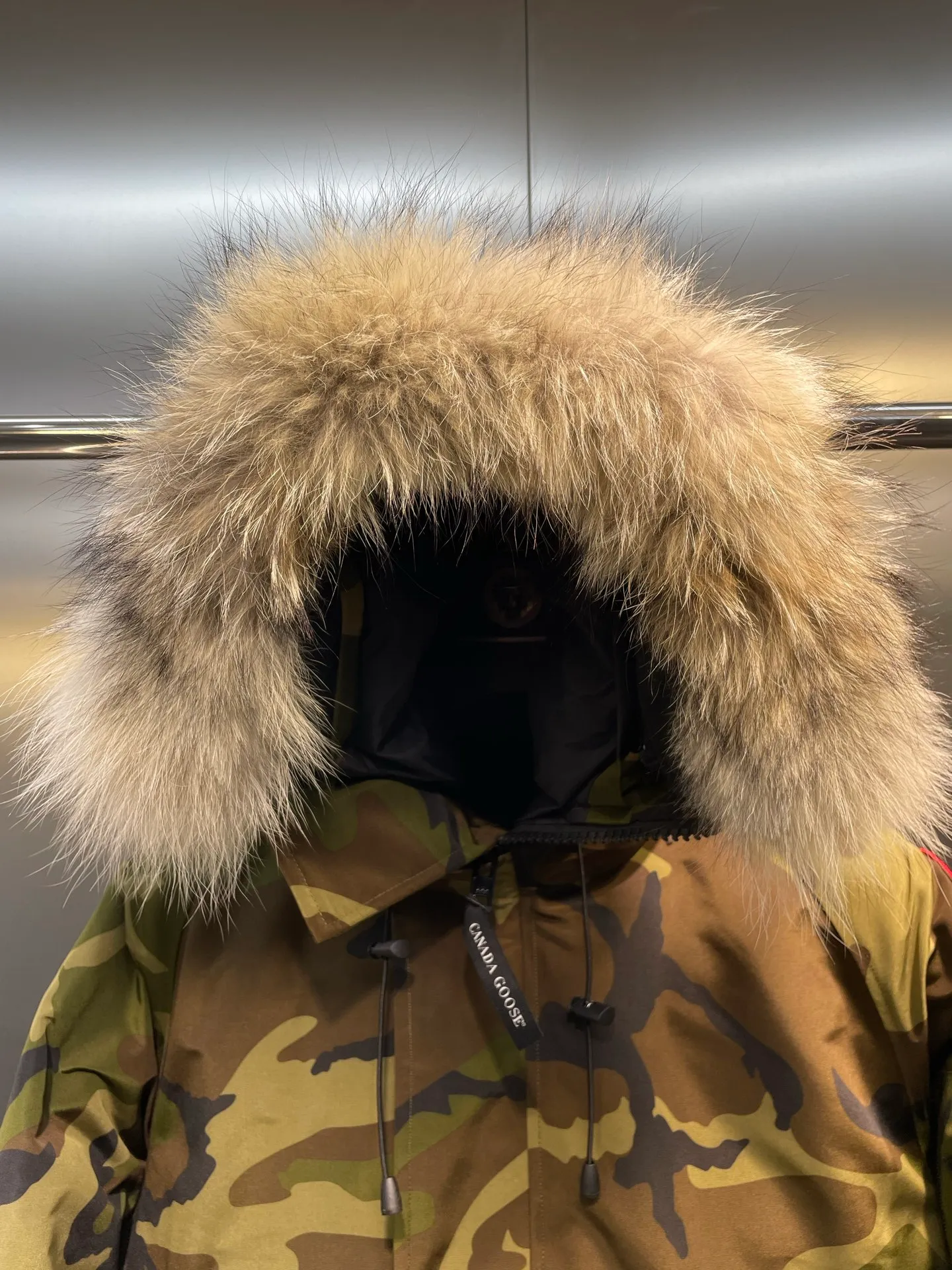 P780 high-end version Canada Goose Canada Goose #Chilliwack 7999M bomber jacket short down jacket/01 model #Men and Women Same Style# ➖ Genuine synchronous anti-counterfeiting chip sensor! ➖ Imported 21S polyester-cotton blended original fabric [last year’s 16S/18S hard fabrics have been completely eliminated, this year all use 21S genuine synchronous fabrics, the soft mid-strap feels delicate and textured], genuine synchronous Feather-Light 10D waterproof coating fabric, made of 84.5 polyester fiber and 15.5 cotton, 100% the best feel in the entire network! ➖ The genuine official website is synchronized with the national standard 80 white duck down, you can check the official website customer service, there will never be a series of misleading claims such as 90 down or goose down! ➖ Using the best nylon lining with double double-layer sealing design, velvet-proof No. 7 needle + grid-filled down ready-made garments, there is 100% no so-called velvet running! ➖ The cuffs are designed with thickened seamless threads, and the collar and pockets are lined with top-quality polar fleece to keep you warm and comfortable! ➖ Yoshida YKK provides original custom-made electroplated sliders. YKK two-way lockable zippers are tight and smooth and will not peel off paint! ➖ 3M composite guarantees that the Velcro is the same as the original, durable, and all accessories and hardware are custom-made! ➖ Imported BEHRINGER embroidery machine to customize the 10,000-needle embroidery logo, 98% of which can be reproduced to restore the original logo. You can check and compare on the official website! ➖ The fur collars are all made of large pieces of Western Canadian blue wolf hide, ensuring that each fur collar is 13-15cm wide!   Size:XS-XXL